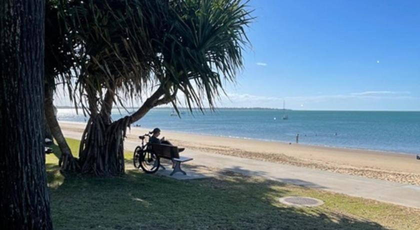 Pet Friendly Cottage in Torquay - Hervey Bay 430m or 5 min walk to dog friendly Shelly Beach photo