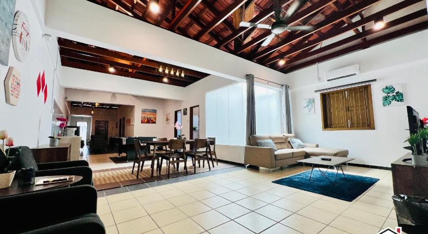 RedLoft - Cozy 4-bedroom loft with free parking and pool table — Hotel in Malacca