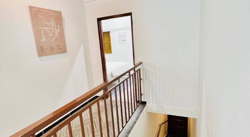 RedLoft - Cozy 4-bedroom loft with free parking and pool table photo