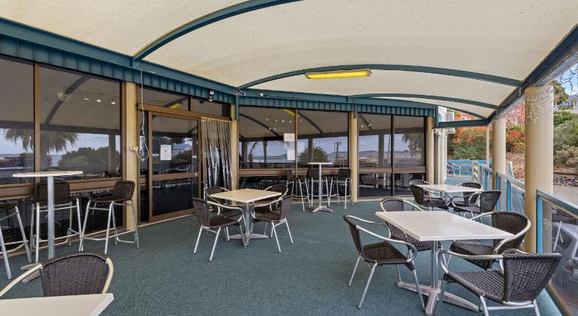 a dining room with tables, chairs, and umbrellas, Navigators Motel Port Lincoln in Port Lincoln