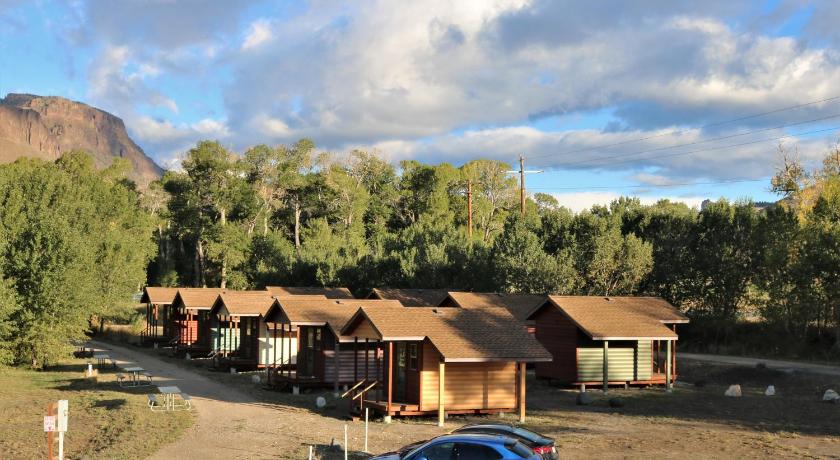 Eycat Lodging Company — Hotel in Wapiti