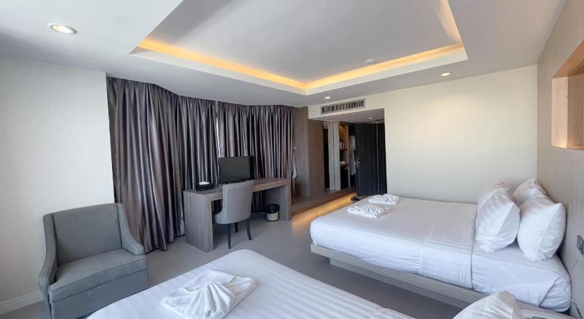 Image of Triple Room with City View 6