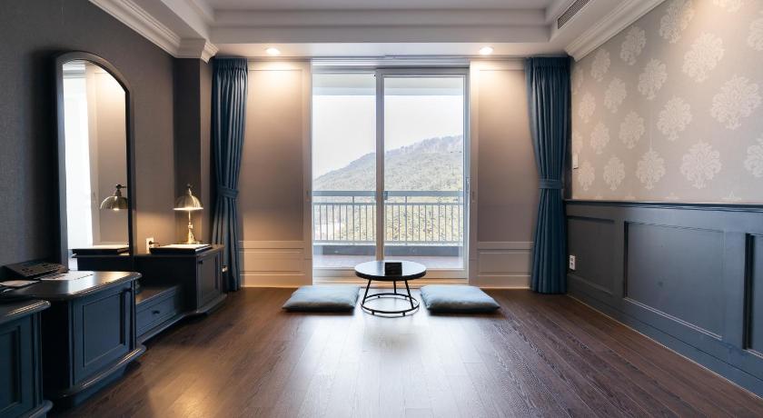 Image of Connecting Family Room 4