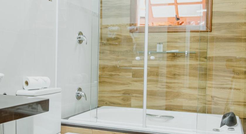 Image of Deluxe Suite with Spa Bath 4