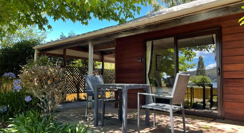 Motuoapa Bay Chalets — Hotel in Turangi