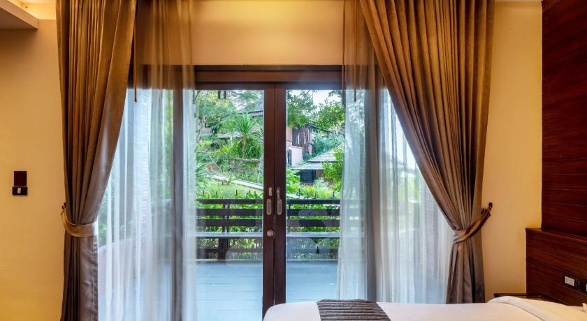 Image of Deluxe Jacuzzi 7