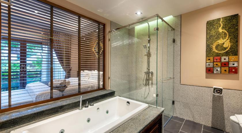 Image of Deluxe Jacuzzi 2