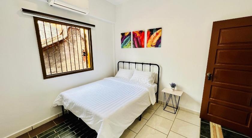 RedLoft - Cozy 4-bedroom loft with free parking and pool table photo