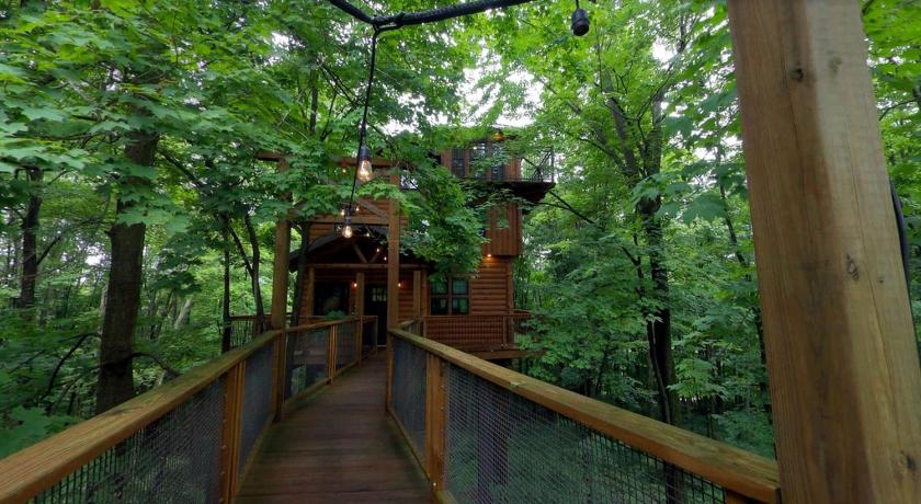 Berlin Treehouse #3 by Amish Country Lodging 3-Star Accommodation restaurant