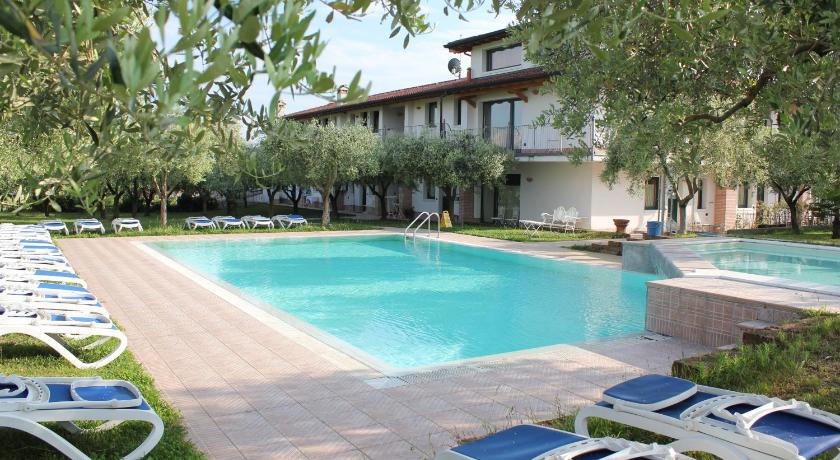 Residence Ulivi — Hotel in Cavaion Veronese