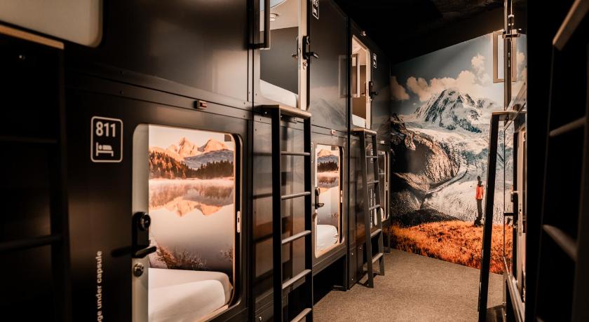 Capsule Hotel - Alpine Garden Zurich Airport — Hotel in Zürich