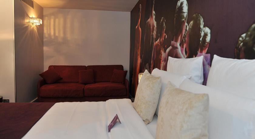 Image of Classic Room with 1 double bed and 1 single sof a bed 4
