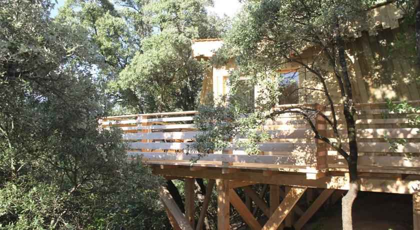 Les Cabanes Dans Les Bois