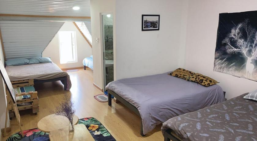 a bedroom with a bed and a desk, Starlight homestay anh sao in Dalat