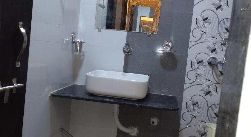 HOTEL SKYLARK photo