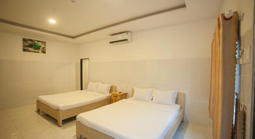 a hotel room with a bed and a desk, FaMi Nguyen Homestay Chau Đoc in Chau Doc (An Giang)