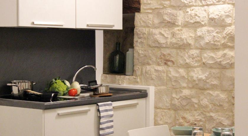 a kitchen with a stove top oven and a sink, Albertario in Acquaviva delle Fonti