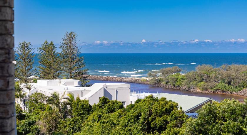 a large building with a view of the ocean, Hungerford Beach Apartment by Kingscliff Accommodation in Kingscliff