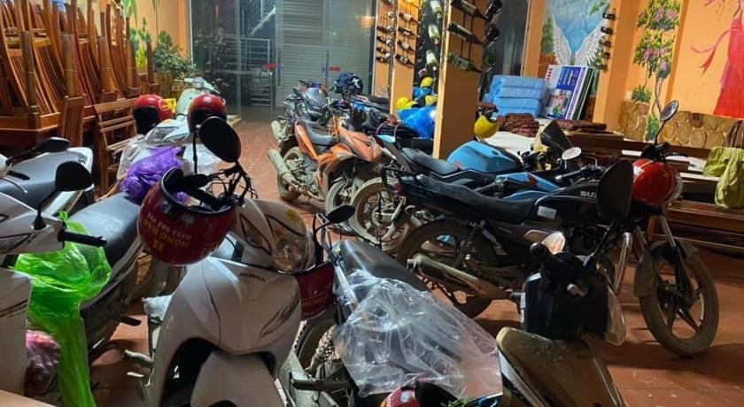 motorcycles are parked in a room, Nha nghi Viet Nhat in Meo Vac