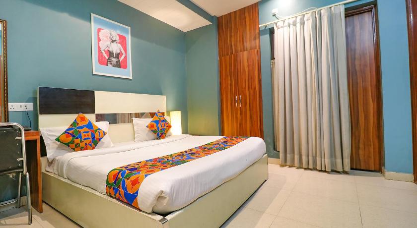 Townhouse 619 Hotel Church House Rohini Near Rohini Sector 18 Metro Station photo