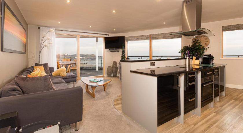Image of Two-Bedroom Penthouse Apartment with Sea View 4