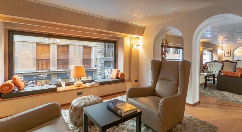 a living room filled with furniture and a window, B&B Hotel Firenze Pitti Palace al Ponte Vecchio in Florence