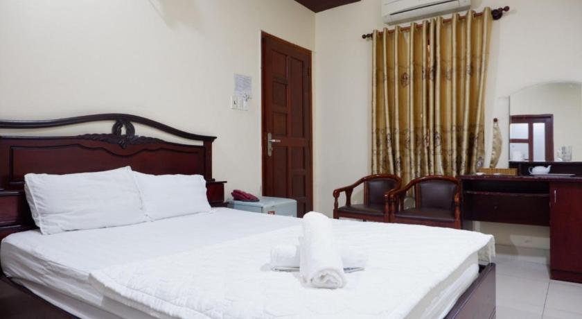 a hotel room with a large bed and a large window, RedDoorz Tuan Viet Hotel Dinh Tien Hoang in Ho Chi Minh City
