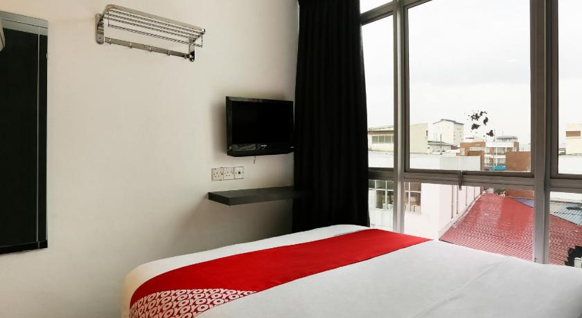 a hotel room with a bed and a television, OYO 90460 Hotel Kl2f Rest & Go in Shah Alam