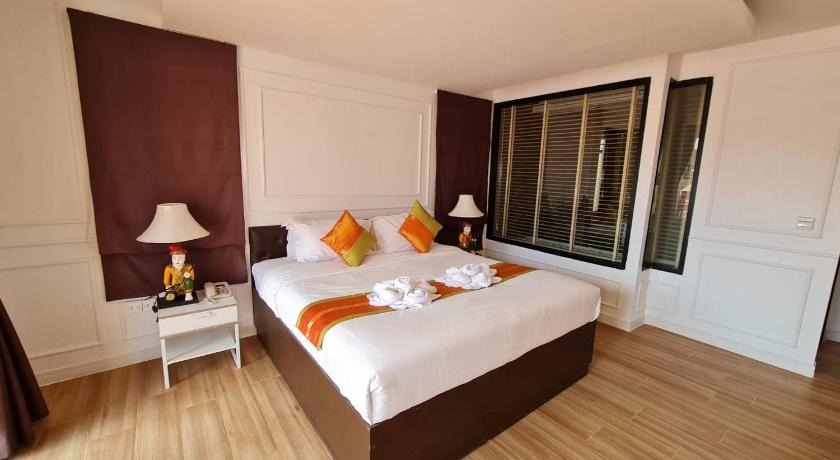 Image of Suite with Pool View 5