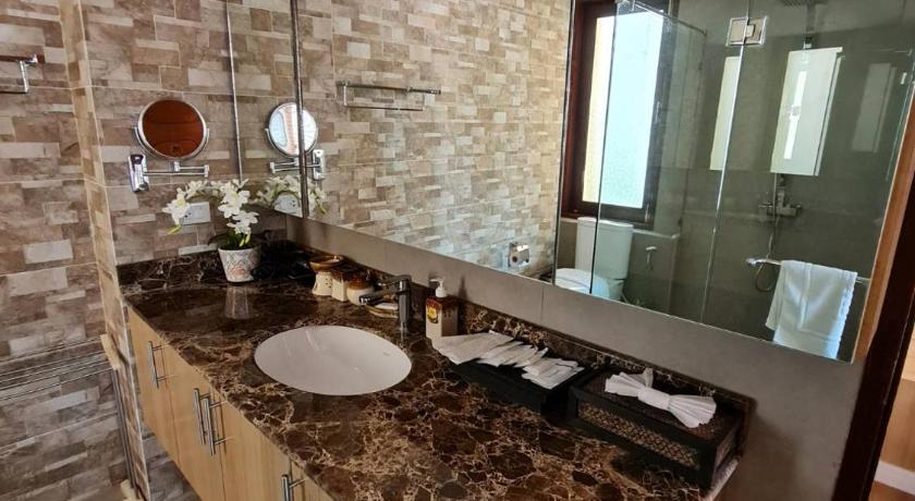 Image of Suite with Pool View 11