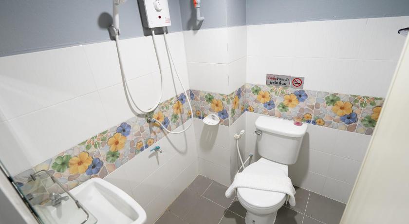 a bathroom with a toilet, sink, and shower, RoomQuest Rojana Industrial Estate area in Prachinburi