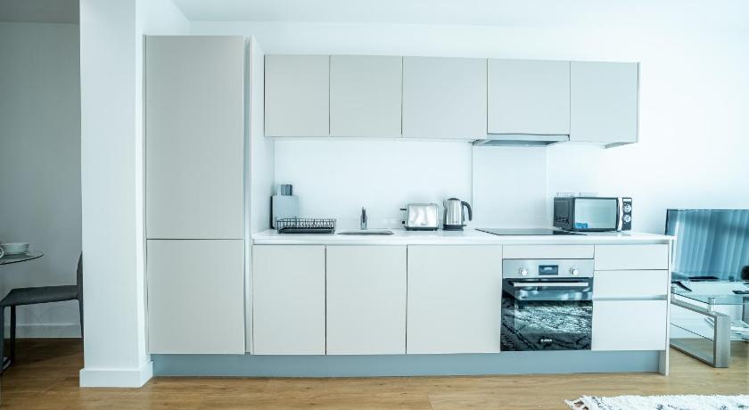 Luxe Apartments Bracknell Near Ascot, Legoland, Windsor, Lexicon - Free Parking & Gym photo