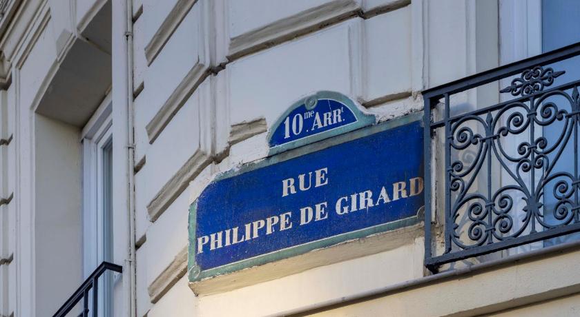 a street sign on the side of a building, Hotel de l'Aqueduc in Paris