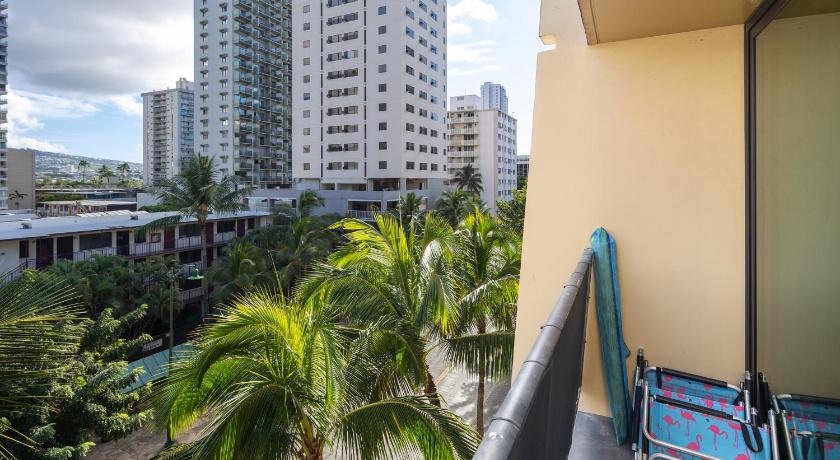 Gorgeous One Bedroom Bamboo Blocks from the Beach photo