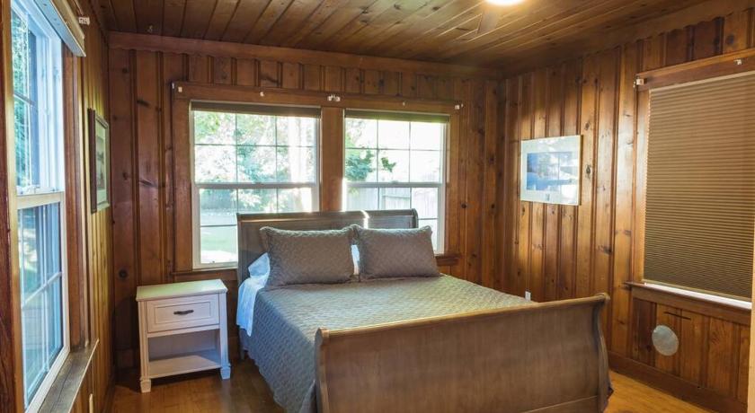 3 Bedroom Charmer 5 Minutes from Central Downtown photo