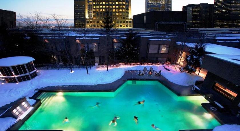 a swimming pool filled with lots of water, Hotel Bonaventure Montreal in Montreal (QC)