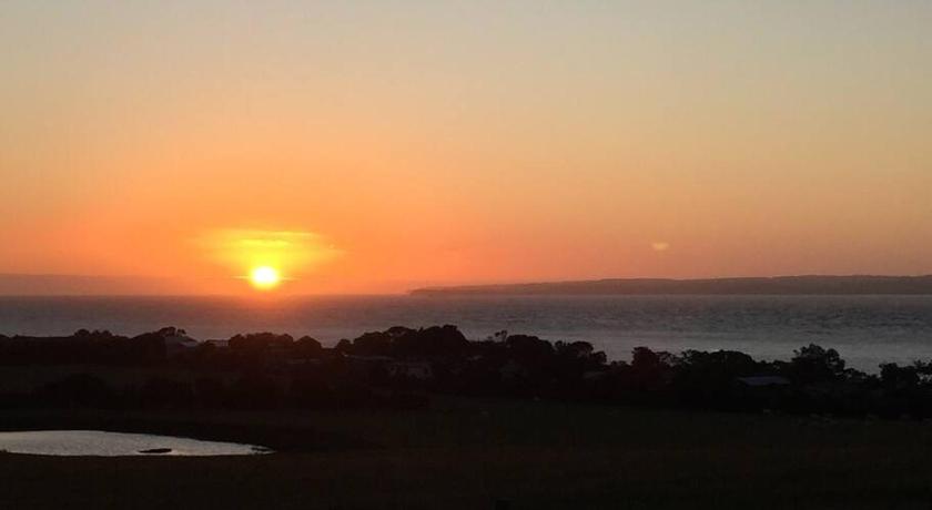 YOLO- 3bdrm beach-house views, near penguins, nbn! photo
