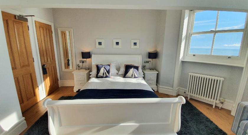 Image of Deluxe King Room with Sea View 0