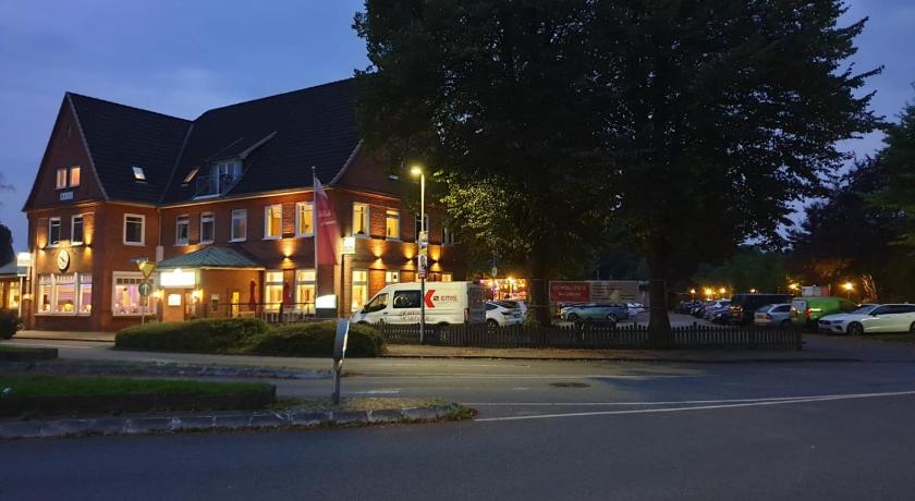 a house with a tree on the front of it, Schollers Restaurant & Hotel in Rendsburg