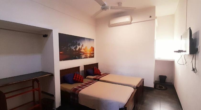 Hotel 100 photo