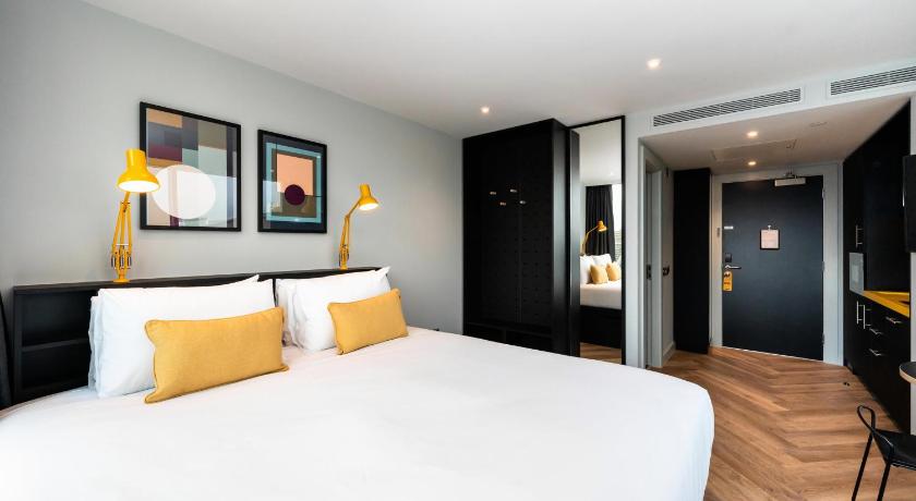 Staycity Aparthotels Tivoli photo