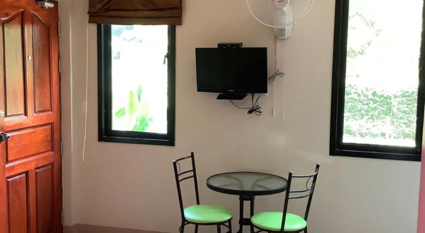 Image of Family Room with Garden View 4