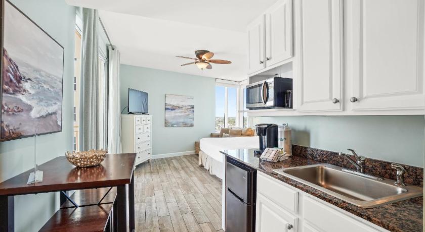 Image of Three-Bedroom Apartment with Sea View - 501W 10