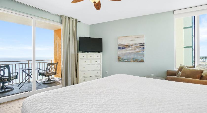 Image of Three-Bedroom Apartment with Sea View - 501W 7