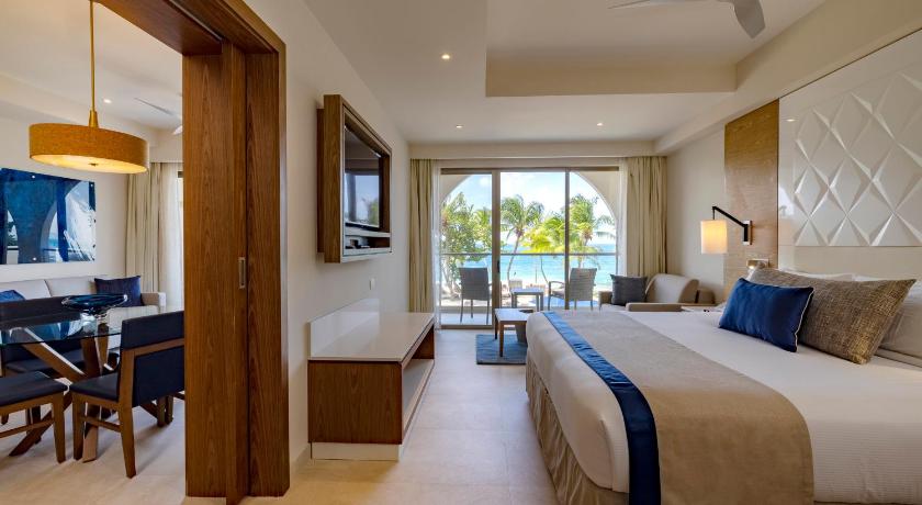 รูปของLuxury Presidential Ocean Front One Bedroom Suite Diamond Club 0