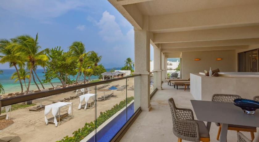 รูปของLuxury Chairman Two Bedroom Suite Ocean Front Diamond Club 1