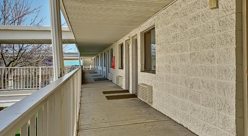 a row of stairs leading to a patio area, Motel 6-Villa Park, IL - Chicago West in Villa Park (IL)