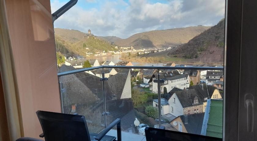 a room with a table and chairs and a window, Anitas Ferienhaus in Cochem