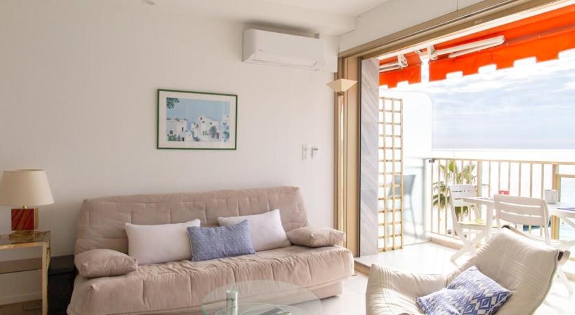 Air-conditioned apartment with sea view and at the foot of the beaches — Hotel in Juan-les-pins