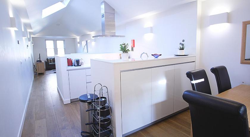 Urban Stay London City Apartments - image 2